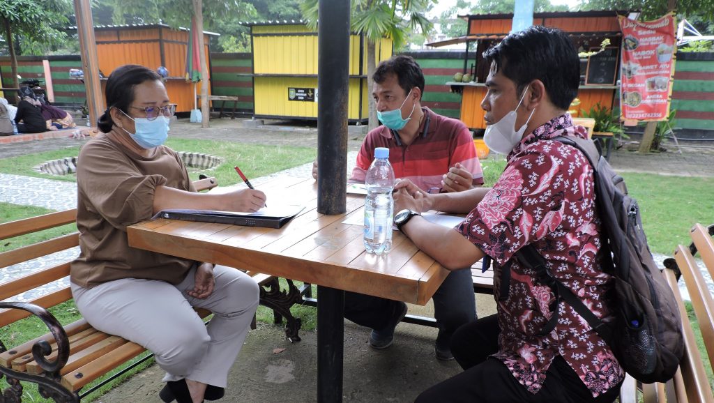 A surveyor from MADANI's partners CSO Yayasan Bambu Nusantara interviews local micro, small, and medium enterprise