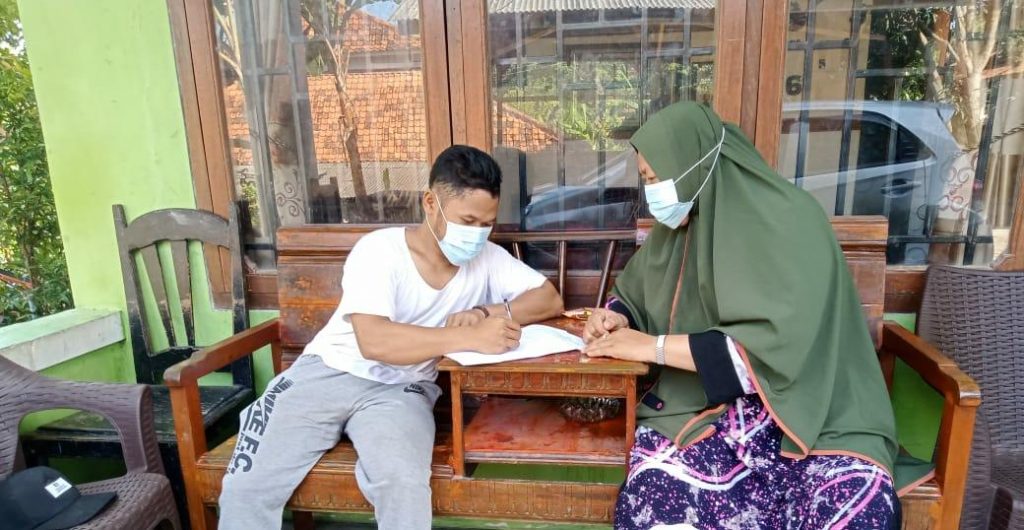 Staff PD Aisyiyah melakukan kunjungan ke rumah sebagai bagian dari survei kepuasan masyarakat tentang tata kelola keuangan desa di tahun 2021