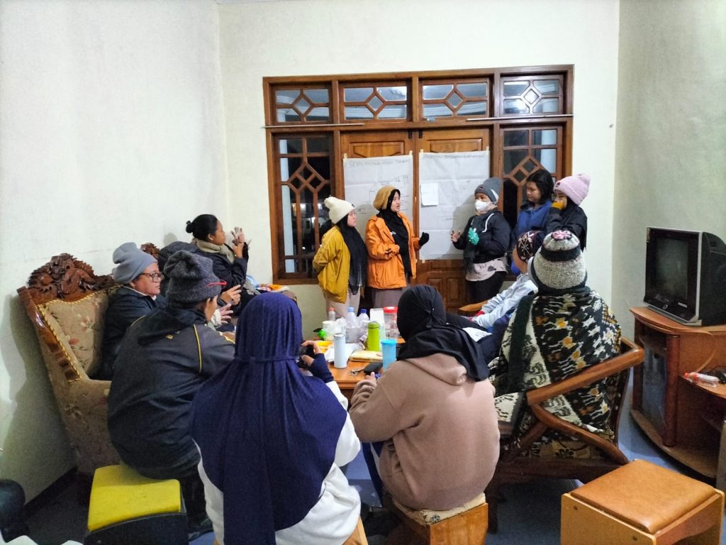 Peserta pelatihan sedang membahas hasil temuan mereka.
