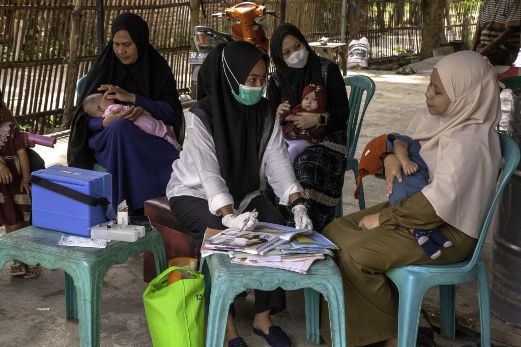 Petugas kesehatan memberikan pelayanan imunusasi di Puskesmas pembantu di Bulukumba