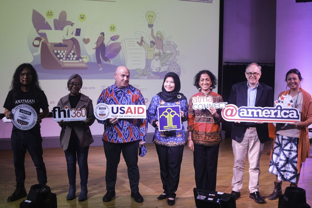 Jeff Cohen, Direktur Misi USAID berpose bresama Youngest Non Itah dari Kemenkumham dan Meena Palanaipan dari AtmaConnect.