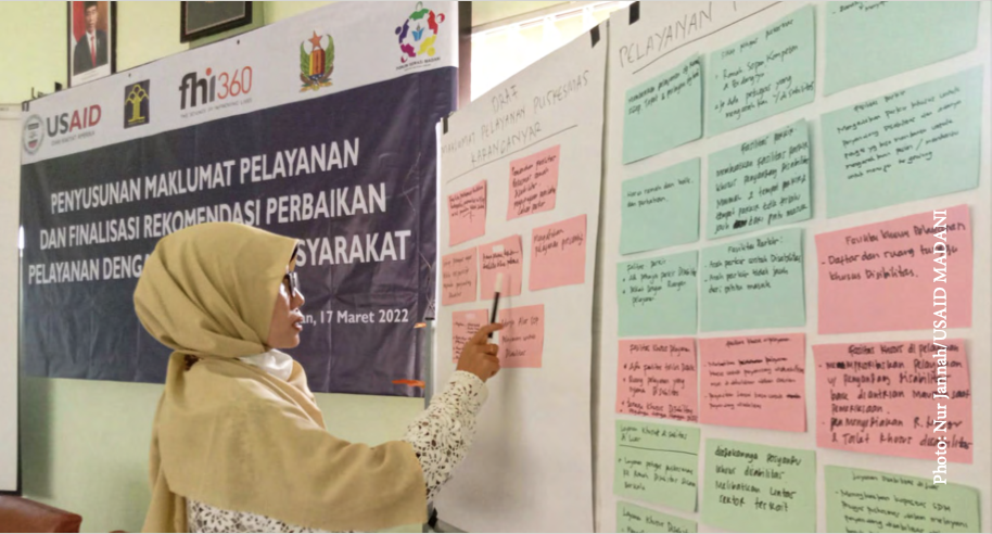 Seorang anggota Simpul Belajar menyusun hasil survei kepuasan pelanggan layanan kesehatan menjadi rekomendasi untuk meningkatkan layanan kesehatan setempat.