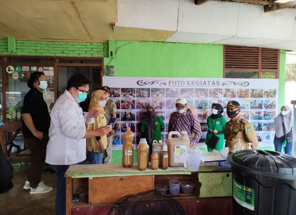 Inspektur nasional menilai sampel produk yang dihasilkan dengan mendaur ulang limbah organik menggunakan pengolahan biowaste Lalat Tentara Hitam.