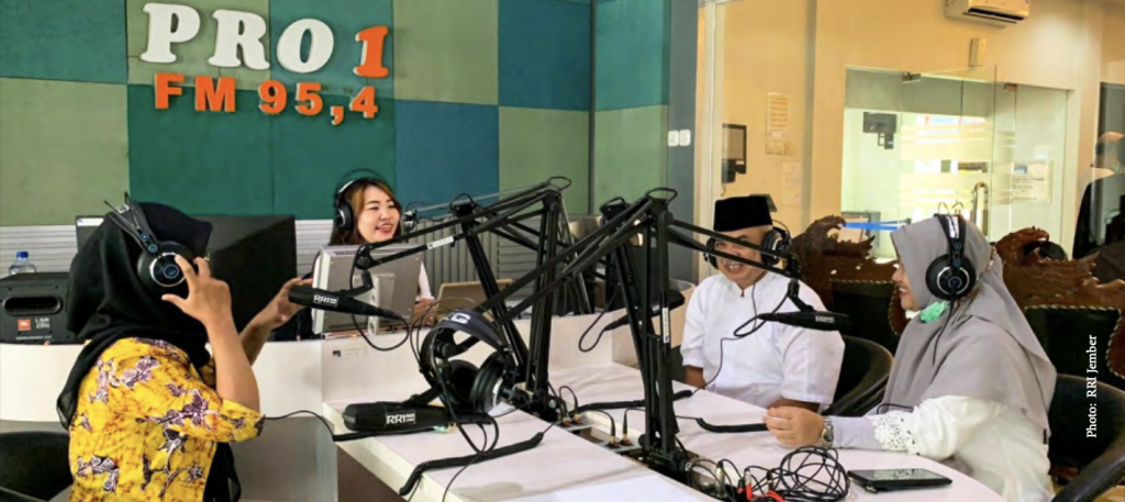 As part of the citizen journalism training, guest speakers that represent GPP, the local government, and a legal aid institute (LBH) took part in a talkshow at RRI Jember Pro FM radion station about the importance of reproductive health education among youth.