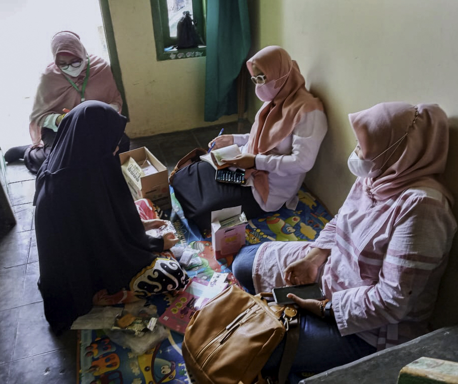 SAKINA RAPIH volunteers during a home visit where they provide assistance, improve knowledge on MCH, and distribute nutritious food to pregnant women.