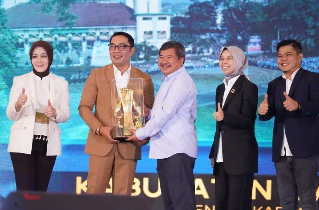 Gubernur Jabar Ridwan Kamil menyerahkan penghargaan secara langsung oleh kepada Bupati Garut. Sumber: https://jabarprov.go.id/