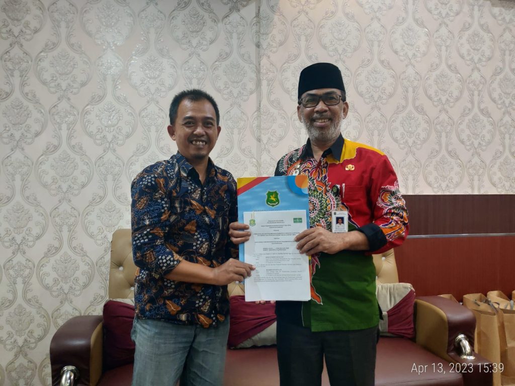 Perwakilan Simpul Belajar MMS (kiri) dan Kepala Dinas PMD (kanan) menandatangani kesepakatan untuk mereplikasi program revitalisasi BUMDes di 10 desa lagi, yang akan dilakasanakan selama dua tahun dengan dana pemerintah.