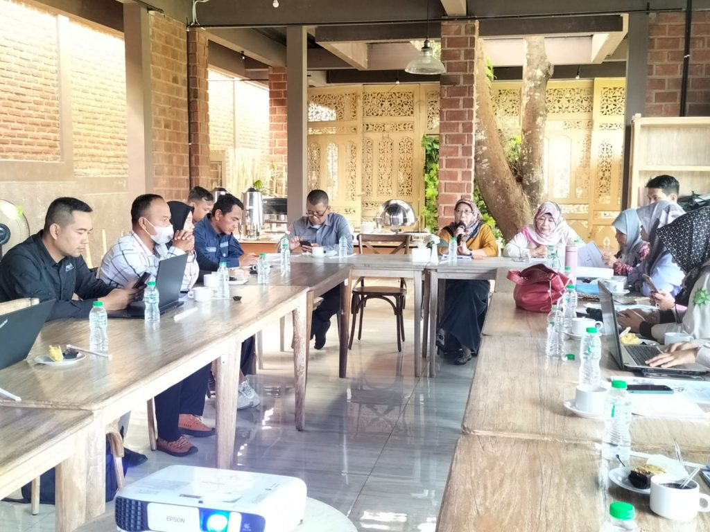 Members of Aisyiyah and multi-stakeholder Learning Forum INSUN Madani discuss their approach to encourage more women to take an
active role in village development.