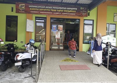 Puskesmas in Turen, one of MADANI’s pilot locations in Malang district, has upgraded the entrance with a ramp to improve access for people with disabilities, among others, as a way to provide better health services for visitors by applying minimum service standards.