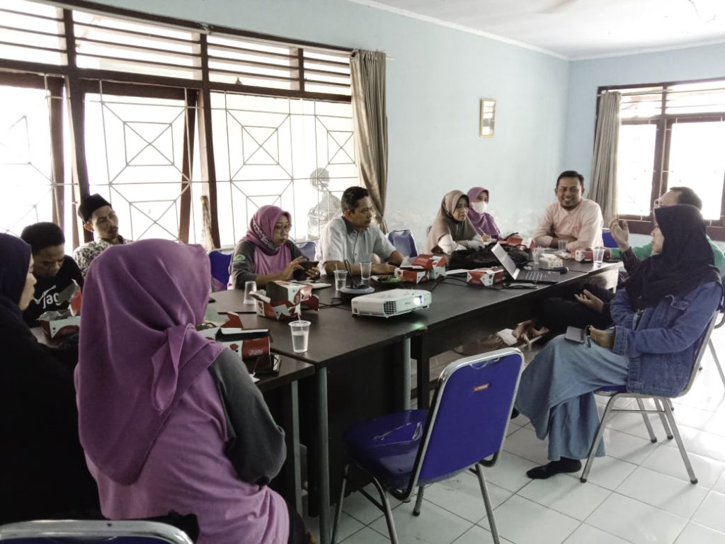 SIGMA learning forum members attend a regular discussion, hosted by PPSW Lebak.