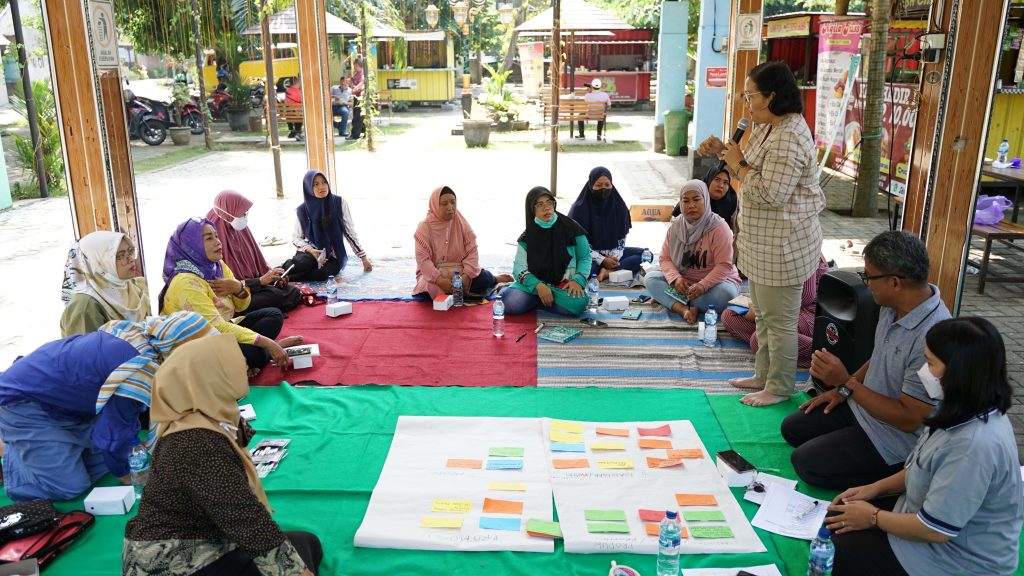 MADANI Lead Partner, Yayasan Bambu Nusantara increases the capacity of small enterprise owners in the city of Madiun in mapping their business.