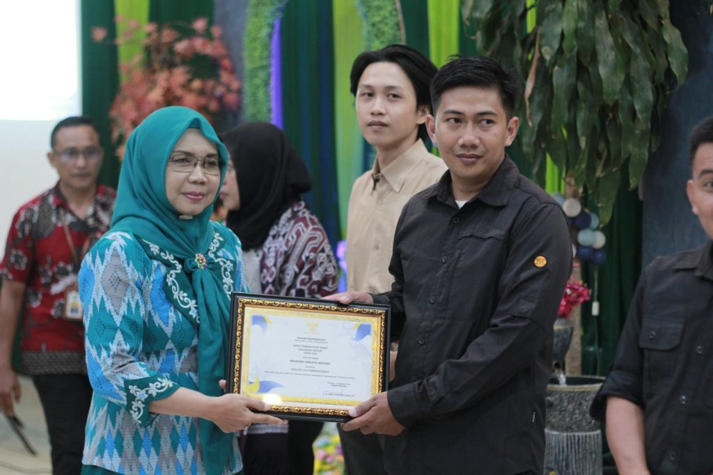 MADANI local CSO partners in Sintang received awards from local government for their role in supporting local development.